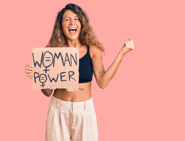 Junge Hispanische Frau Mit Tätowierung Hält Frauenpower Banner Der Hand — Stockfoto