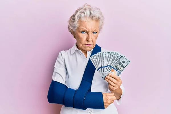 Senior Gråhårig Kvinna Bär Arm Lyftsele Hålla Usa Dollar Sedlar — Stockfoto