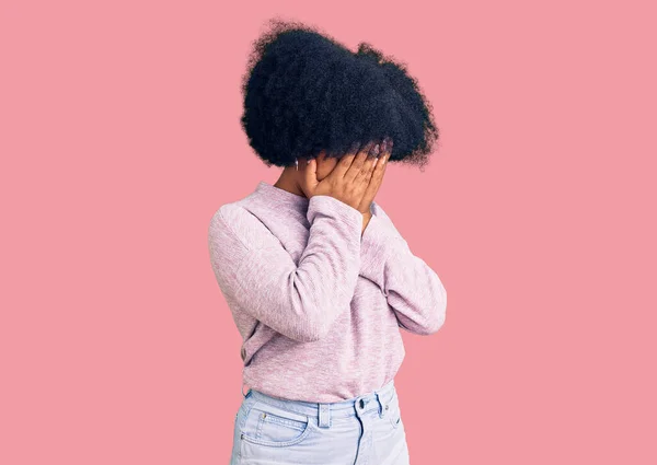 아프리카계 소녀는 울면서 손으로 얼굴을 표정의 평상복을 우울증 — 스톡 사진