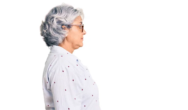 Старшая Женщина Седыми Волосами Носить Повседневную Деловую Одежду Очки Глядя — стоковое фото