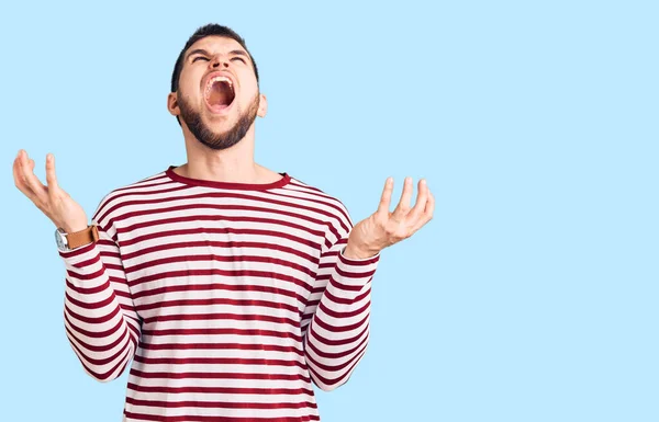 Homem Bonito Jovem Vestindo Camisola Listrada Louco Louco Gritando Gritando — Fotografia de Stock