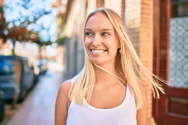 Junges Blondes Mädchen Lächelt Glücklich Der Stadt — Stockfoto