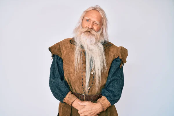 Idős Öregember Ősz Hajjal Hosszú Szakállal Viking Hagyományos Jelmezben Kacsint — Stock Fotó