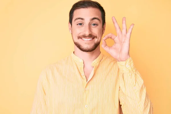Joven Hombre Guapo Con Ropa Casual Sonriente Positiva Haciendo Signo —  Fotos de Stock