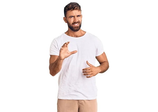 Fiatal Spanyol Férfi Alkalmi Fehér Pólót Visel Undorodott Kifejezés Elégedetlen — Stock Fotó