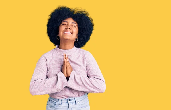 Fiatal Afro Amerikai Lány Alkalmi Ruhát Visel Koldulás Imádkozás Kéz — Stock Fotó