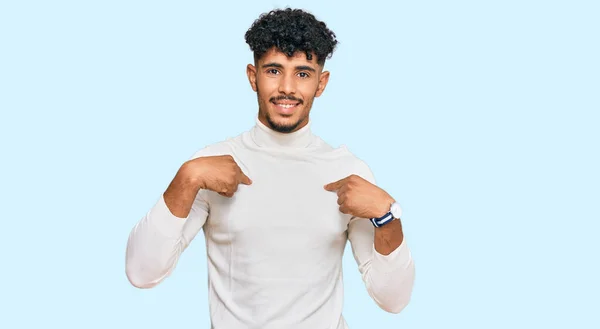 Junger Arabischer Mann Lässigem Winterpullover Sieht Selbstbewusst Aus Mit Einem — Stockfoto