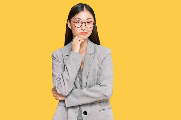 Joven Mujer China Usando Ropa Negocios Pensando Que Cansada Aburrida — Foto de Stock