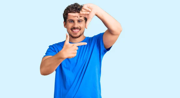 Homem Bonito Jovem Com Cabelo Encaracolado Vestindo Roupas Casuais Sorrindo — Fotografia de Stock