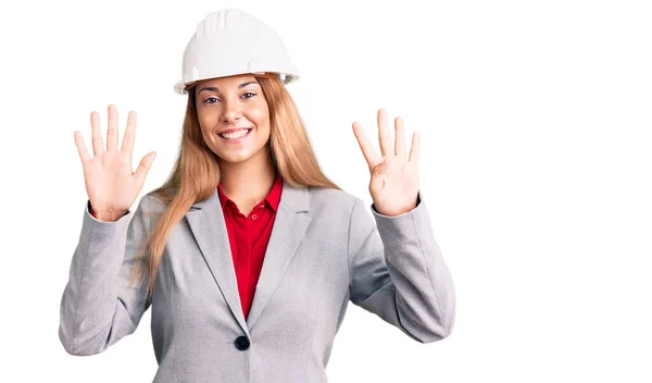 Mooie Jonge Vrouw Dragen Architect Hardhat Tonen Wijzen Met Vingers — Stockfoto