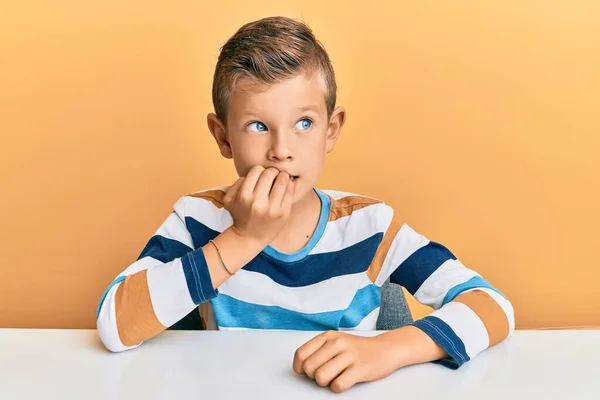 Förtjusande Kaukasiska Unge Bär Casual Kläder Sitter Bordet Ser Stressad — Stockfoto