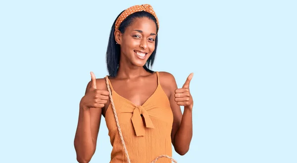 Νεαρή Αφροαμερικάνα Που Φοράει Καλοκαιρινή Πινακίδα Επιτυχίας Κάνοντας Θετική Χειρονομία — Φωτογραφία Αρχείου