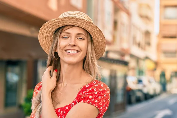 Mladé Blondýny Turistické Žena Sobě Letní Styl Chůze Městě — Stock fotografie