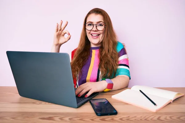 Ofiste Laptopla Çalışan Genç Kızıl Saçlı Kadın Parmaklarıyla Imza Atıp — Stok fotoğraf