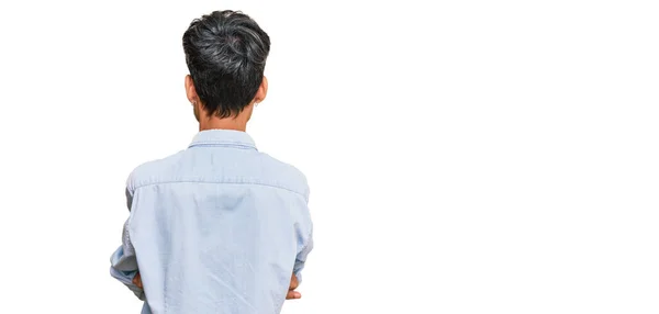 Junger Hispanischer Mann Lässiger Kleidung Steht Rückwärts Und Blickt Mit — Stockfoto