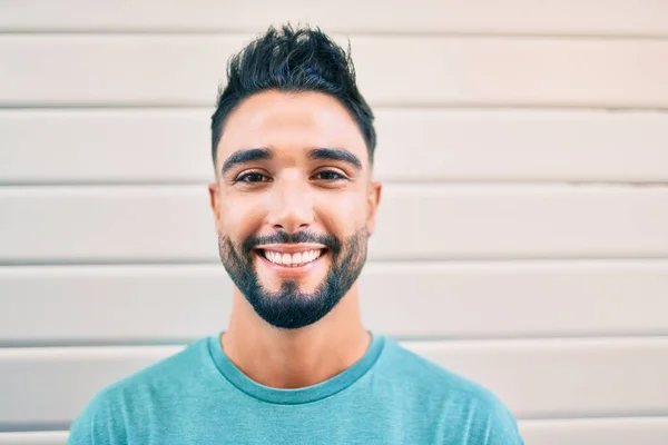 Joven Árabe Sonriendo Feliz Apoyado Pared Ciudad —  Fotos de Stock