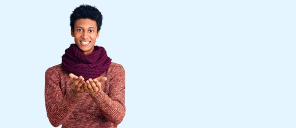 Joven Hombre Afroamericano Vistiendo Suéter Casual Invierno Bufanda Sonriendo Con —  Fotos de Stock