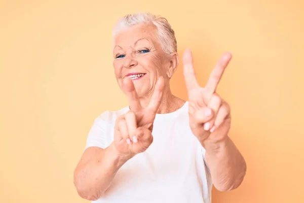 Senior Mooie Vrouw Met Blauwe Ogen Grijs Haar Dragen Klassieke — Stockfoto