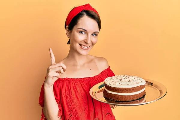 Młoda Brunetka Krótkimi Włosami Trzymająca Tort Marchewkowy Uśmiechnięta Pomysłem Lub — Zdjęcie stockowe