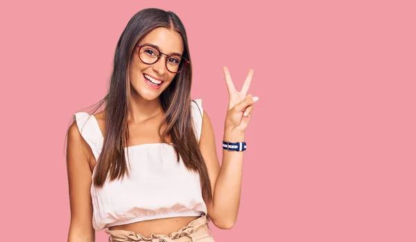 Gündelik Kıyafetler Giyen Gözlüklü Genç Spanyol Kadın Kameraya Gülümseyen Mutlu — Stok fotoğraf