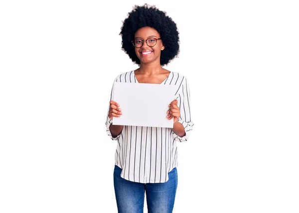 Jovem Afro Americana Segurando Papel Vazio Branco Olhando Positivo Feliz — Fotografia de Stock