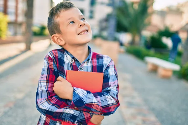 Bedårande Kaukasiska Student Pojke Ler Glad Innehav Bok Står Vid — Stockfoto