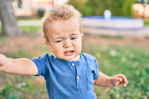 Słodki Smutny Chłopczyk Płaczący Furii Parku Słoneczny Dzień Piękne Blond — Zdjęcie stockowe