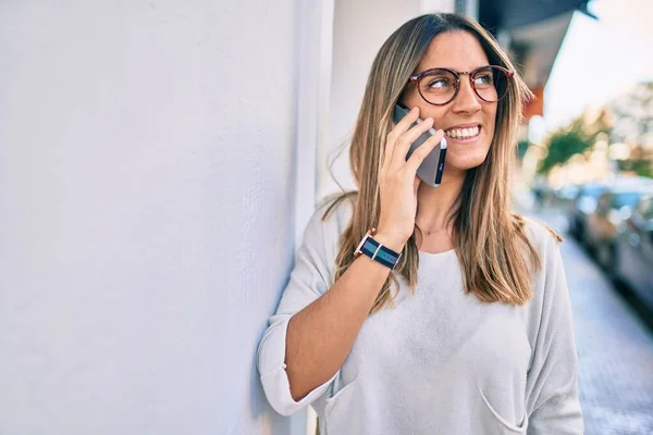 Beyaz Kadın Gülümsüyor Şehirdeki Akıllı Telefondan Konuşuyor — Stok fotoğraf