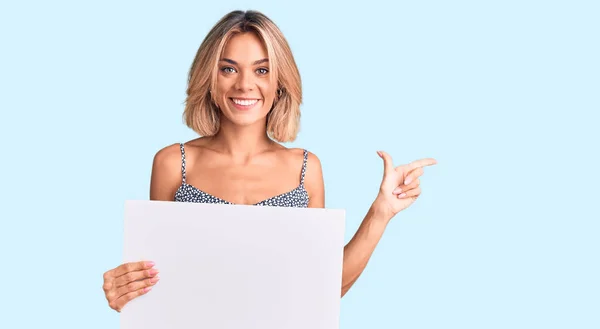 Hermosa Mujer Caucásica Sosteniendo Blanco Banner Vacío Sonriendo Feliz Señalando — Foto de Stock