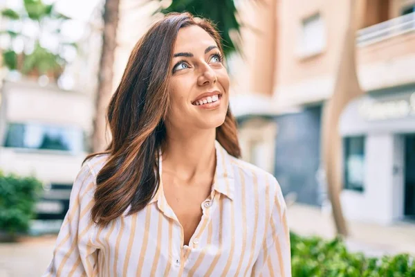 Joven Mujer Hispana Sonriendo Feliz Caminando Por Ciudad —  Fotos de Stock