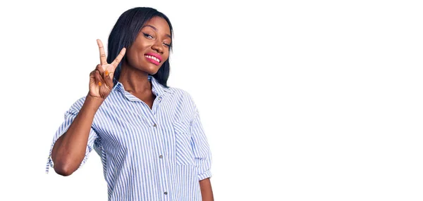 Mladá Afroameričanka Neformálním Oblečení Usmívající Šťastnou Tváří Mrkající Kameru Předvádějící — Stock fotografie