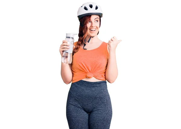 Jonge Mooie Vrouw Dragen Fietshelm Houden Water Fles Duim Wijzen — Stockfoto