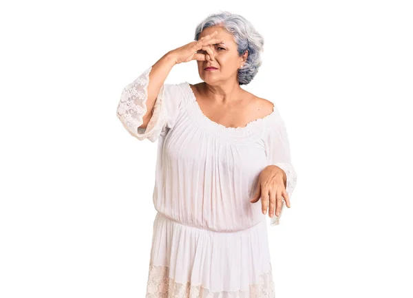 Eine Ältere Frau Mit Grauen Haaren Die Bohemienstil Etwas Stinkendes — Stockfoto