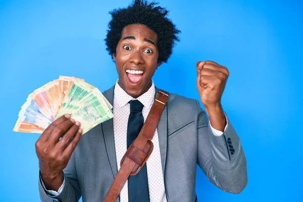 Knappe Afro Amerikaanse Man Met Afrikaans Haar Zuid Afrikaanse Rand — Stockfoto