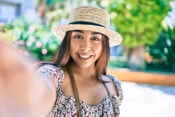Jeune Femme Latine Vacances Souriant Heureux Faire Selfie Par Caméra — Photo