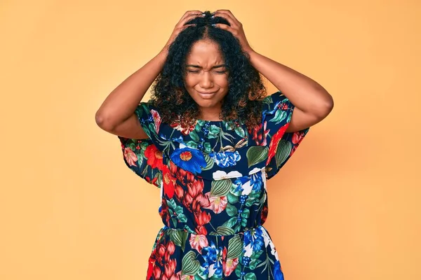 Junge Afrikanisch Amerikanische Frau Lässiger Kleidung Leidet Unter Kopfschmerzen Verzweifelt — Stockfoto