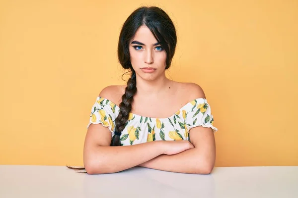 Menina Adolescente Morena Vestindo Roupas Casuais Sentado Mesa Cético Nervoso — Fotografia de Stock