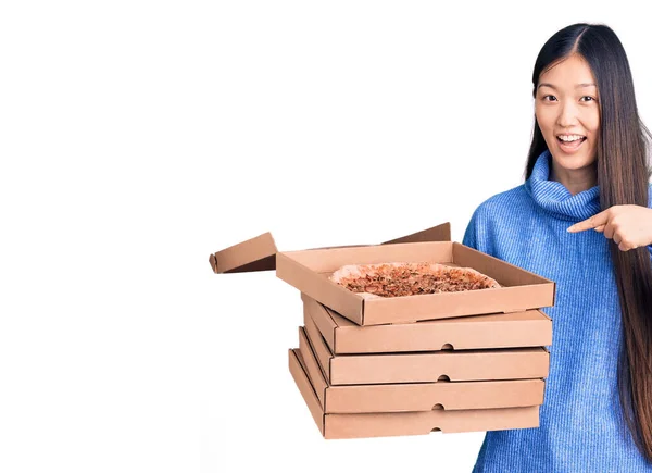 年轻美丽的中国女人拿着一盒纸盒意大利披萨 高兴地微笑着 手指手画脚 — 图库照片