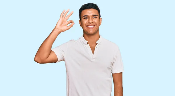 Hombre Árabe Joven Vistiendo Ropa Casual Sonriendo Positiva Haciendo Signo —  Fotos de Stock