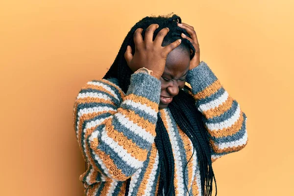 Jovem Negra Com Tranças Vestindo Camisola Inverno Casual Sofrendo Dor — Fotografia de Stock