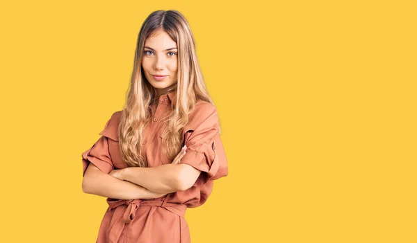 Vacker Kaukasiska Kvinna Med Blont Hår Bär Sommar Overall Tittar — Stockfoto