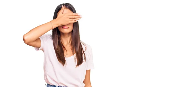 Junge Hispanische Frau Lässigem Weißem Shirt Das Die Augen Mit — Stockfoto