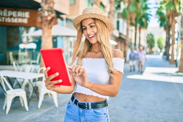 Jovem Loira Turista Menina Sorrindo Feliz Usando Touchpad Cidade — Fotografia de Stock