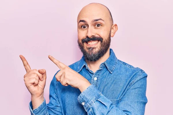 Joven Hombre Guapo Con Ropa Casual Sonriendo Mirando Cámara Apuntando — Foto de Stock