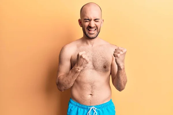 Jovem Careca Bonito Vestindo Roupa Banho Sem Camisa Comemorando Surpreso — Fotografia de Stock