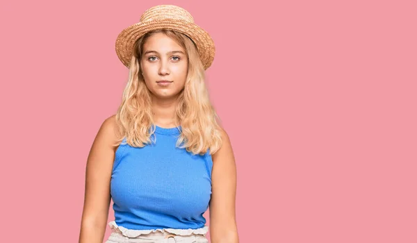 Junge Blonde Mädchen Mit Sommermütze Und Ernstem Gesichtsausdruck Einfacher Und — Stockfoto