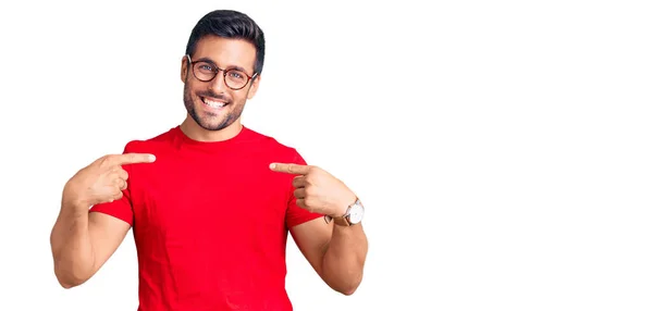 Joven Hispano Vestido Con Ropa Casual Gafas Que Lucen Confiadas — Foto de Stock