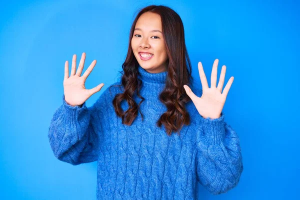 Молодая Красивая Китаянка Обычном Зимнем Свитере Показывает Показывает Пальцами Номер — стоковое фото