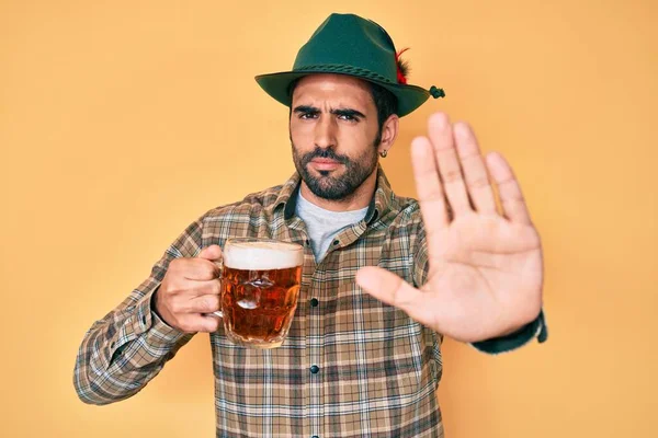 Snygg Hispanic Man Med Skägg Bär Oktoberfest Hatt Dricka Med — Stockfoto