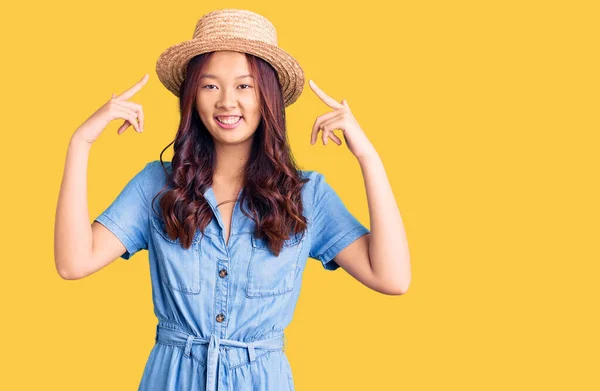 Junge Schöne Chinesische Mädchen Mit Sommermütze Lächelnd Zeigt Auf Den — Stockfoto